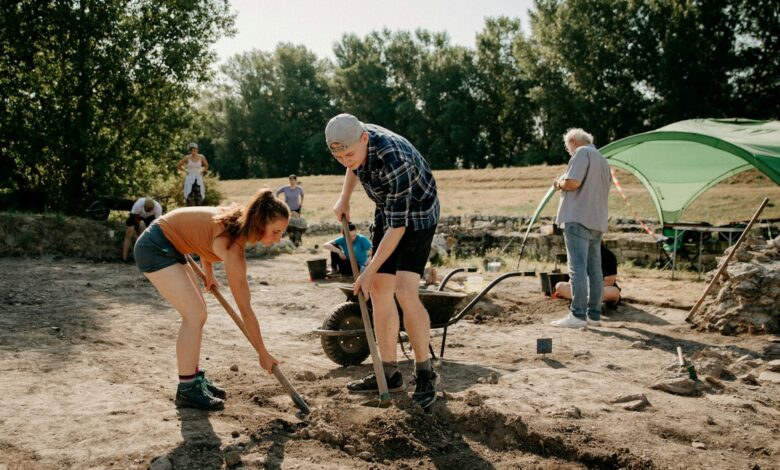 estudante encontra joia de ouro na primeira escavação da vida