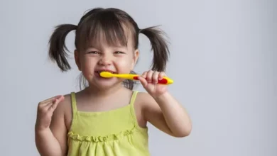 Não escove os dentes imediatamente após comer, é um erro: descubra o momento correto