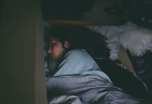 O que significa fechar a porta do quarto para dormir, segundo a psicologia