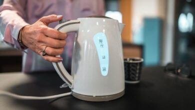Hábito comum pode acabar com sua chaleira elétrica instantaneamente