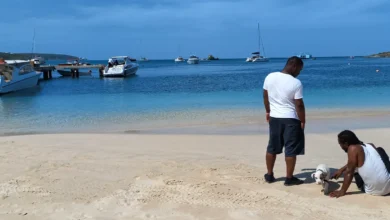 A pequena e paradisíaca ilha do Caribe que, por acaso, está faturando milhões
