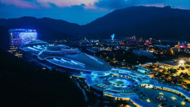 O maior aquário do mundo guarda 48,7 milhões de litros de água, tem o maior painel de vidro já construído e abriga tubarões-baleia em tanques equivalentes a 20 piscinas olímpicas