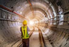 Descubra os maiores túneis do mundo, suas extensões, localização e finalidade, de Lærdal na Noruega ao WestConnex na Austrália, e saiba como eles transformam a mobilidade global.