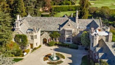 Mansão Playboy em Los Angeles, residência de luxo com 29 quartos, gruta aquecida e jardins exuberantes.