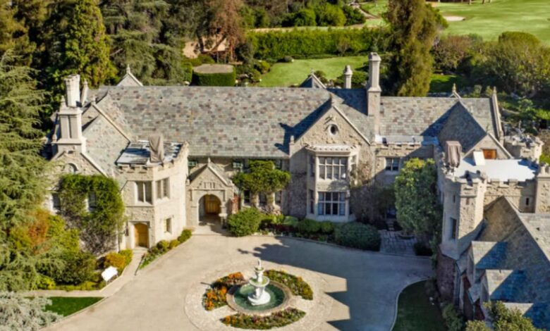 Mansão Playboy em Los Angeles, residência de luxo com 29 quartos, gruta aquecida e jardins exuberantes.