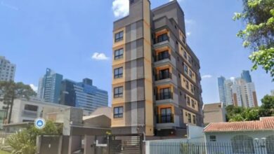 Menor apartamento do Brasil mede 9,8 m² em Curitiba: custa R$ 150 mil, aluguel de R$ 1.200 e condomínio de R$ 400 com internet.