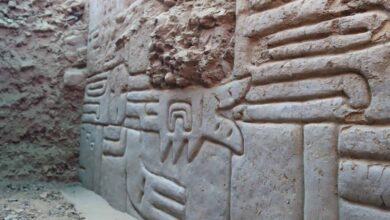 Mural 3D de 4.000 anos descoberto no Peru mostra símbolos cósmicos e rituais xamânicos, mas corre risco sem proteção oficial em Huaca Yolanda.