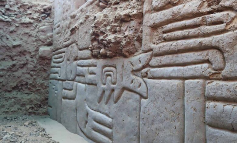 Mural 3D de 4.000 anos descoberto no Peru mostra símbolos cósmicos e rituais xamânicos, mas corre risco sem proteção oficial em Huaca Yolanda.