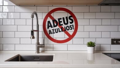 Descubra por que a madeira tratada substitui os azulejos em 2025, trazendo resistência, sofisticação e integração às cozinhas modernas.
