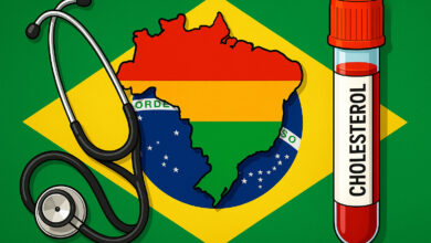 Estetoscópio, mapa do Brasil e tubo de colesterol sobre a bandeira brasileira, simbolizando a nova diretriz da SBC em 2025.