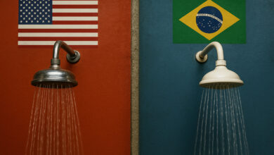 Banheiro típico no Brasil com chuveiro elétrico em funcionamento.