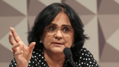 'Na mesa dele tem...Ver mais