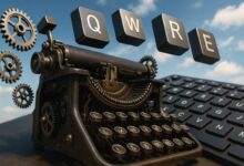 Descubra como o teclado QWERTY nasceu das máquinas de escrever de Sholes em 1874, virou padrão mundial e resistiu até mesmo a alternativas como o Dvorak.