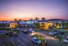 O maior outlet do Brasil, o Catarina Fashion Outlet em São Roque, reúne marcas de luxo como Gucci e Dolce & Gabbana com descontos que atraem multidões.