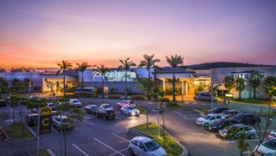 O maior outlet do Brasil, o Catarina Fashion Outlet em São Roque, reúne marcas de luxo como Gucci e Dolce & Gabbana com descontos que atraem multidões.