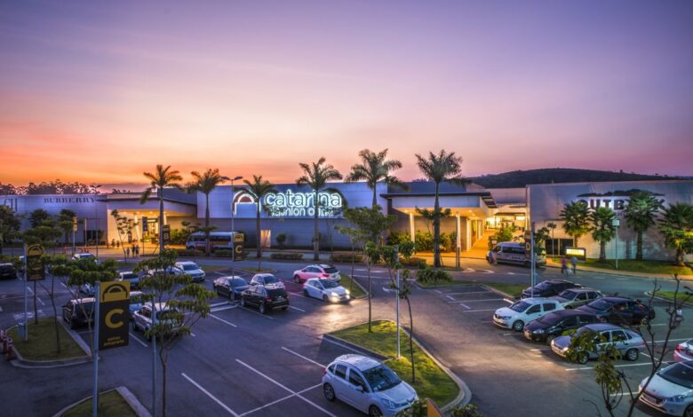 O maior outlet do Brasil, o Catarina Fashion Outlet em São Roque, reúne marcas de luxo como Gucci e Dolce & Gabbana com descontos que atraem multidões.
