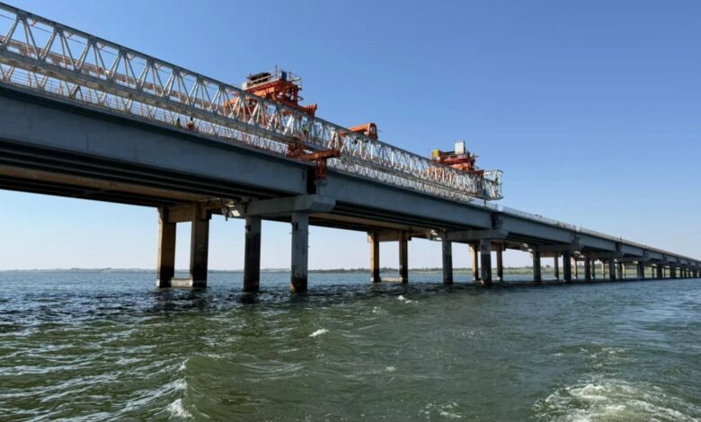 Maior ponte de São Paulo avança 60% nas obras sobre o Rio Tietê, com entrega prevista até 2026 e investimento de R$ 373 milhões.