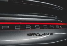 Porsche 911 Turbo S 2026 aparece em teaser e pode ser híbrido