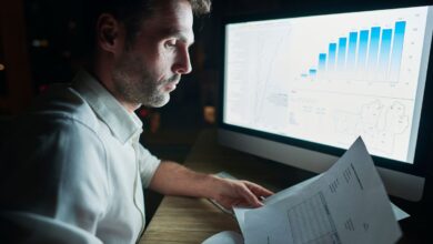 Qual a relação entre as violações de dados empresariais e a dark web?