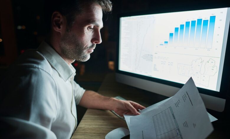 Qual a relação entre as violações de dados empresariais e a dark web?
