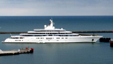 O superiate que está atracado há 3 anos e consumindo toneladas de diesel só para manter o ar gelado