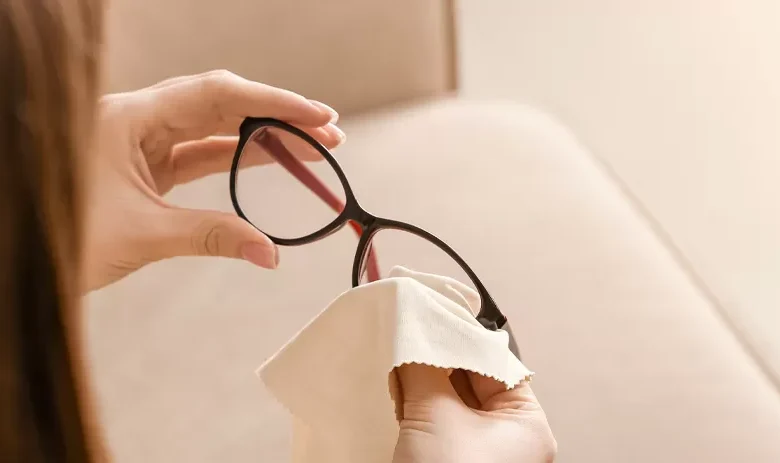 Este truque caseiro faz seus óculos riscados parecerem novos em minutos