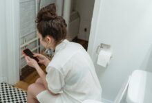 Passou mais de 5 minutos no banheiro com o celular? Você pode estar causando danos sérios NAQUELE local do corpo