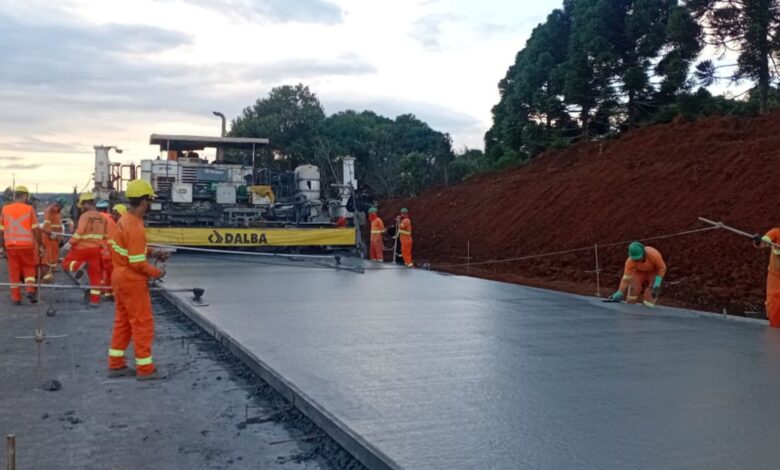 Obras na PRC-466 em Guarapuava avançam 54%, com whitetopping, ponte concluída e novos sistemas de drenagem e iluminação.