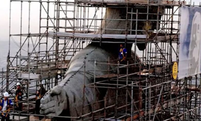 fase de construção do Cristo Redentor durou nove anos e foi um imenso desafio logístico que envolveu o transporte de materiais pela Estrada de Ferro do Corcovado e a montagem de peças francesas a 700 metros de altitude, sendo concluída sem nenhuma morte de operário