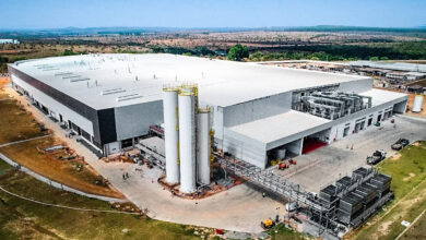 Com 1,3 milhão de m² e produção de 7 bilhões de litros por ano, a maior fábrica de bebidas do Brasil parece uma cidade industrial e movimenta a economia de Minas Gerais