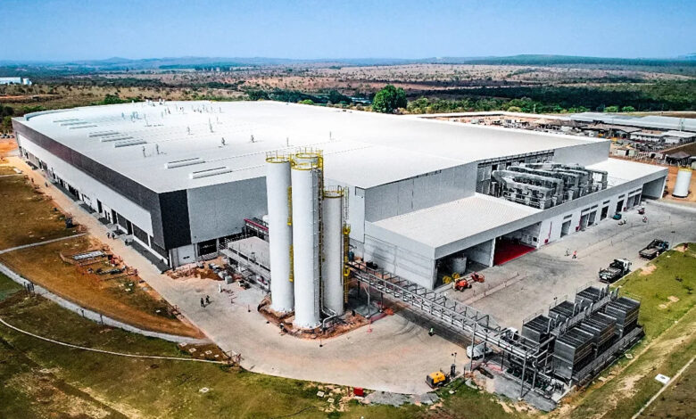 Com 1,3 milhão de m² e produção de 7 bilhões de litros por ano, a maior fábrica de bebidas do Brasil parece uma cidade industrial e movimenta a economia de Minas Gerais