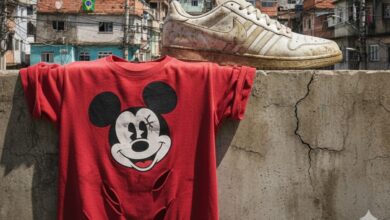 A apropriação simbólica e a violência simbólica das facções no Brasil transformam marcas globais em instrumentos de medo e censura social.