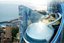 A cobertura de US$ 440 milhões em Mônaco: Ocupando 5 andares e 3.300 m² no topo da Torre Odeon, este apartamento tem um toboágua privativo que liga a pista de dança à piscina de borda infinita