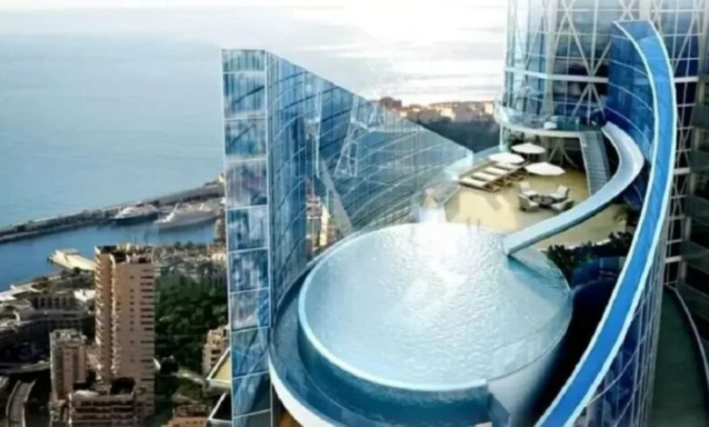 A cobertura de US$ 440 milhões em Mônaco: Ocupando 5 andares e 3.300 m² no topo da Torre Odeon, este apartamento tem um toboágua privativo que liga a pista de dança à piscina de borda infinita
