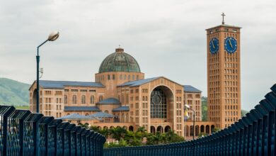 Construída com 35 mil m³ de concreto e 40 mil toneladas de aço, a Basílica de Aparecida é uma das maiores obras religiosas do planeta.