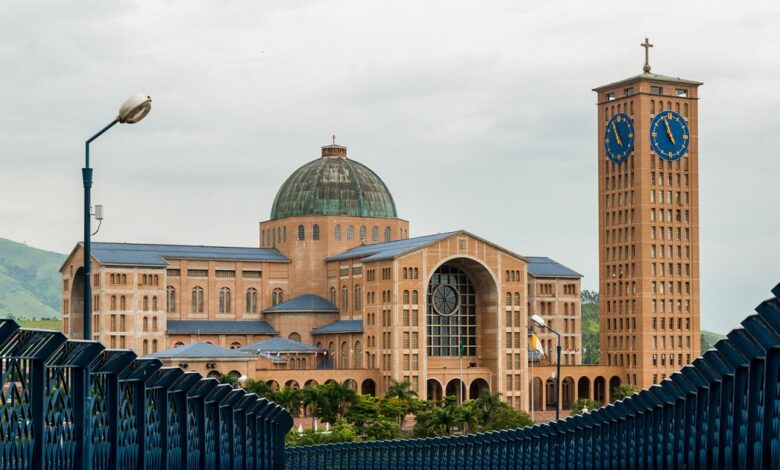 Construída com 35 mil m³ de concreto e 40 mil toneladas de aço, a Basílica de Aparecida é uma das maiores obras religiosas do planeta.