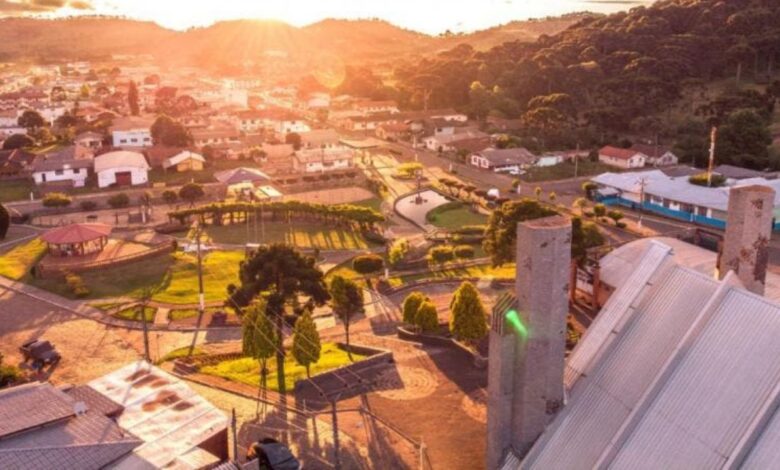 A cidade mais fria do Brasil registra temperaturas negativas por mais de 30 dias, vê suas cachoeiras congelarem e baseia sua economia na produção de maçãs e trutas adaptadas ao clima