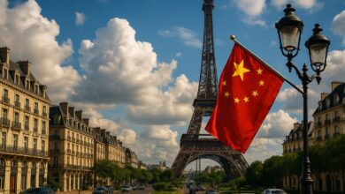 A cidade na China que é uma cópia exata de Paris, completa com uma Torre Eiffel de 108 metros de altura