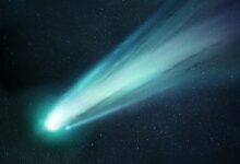 Cientistas investigam o cometa 3I/ATLAS, cujo aumento súbito de brilho e cor azul intensa desafia modelos conhecidos. O professor de Harvard analisa o fenômeno que pode redefinir teorias cometárias.