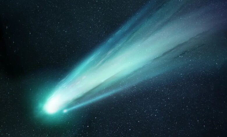 Cientistas investigam o cometa 3I/ATLAS, cujo aumento súbito de brilho e cor azul intensa desafia modelos conhecidos. O professor de Harvard analisa o fenômeno que pode redefinir teorias cometárias.