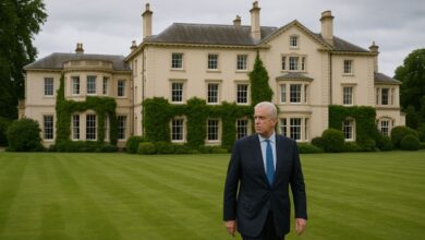 Acordo revela como o príncipe Andrew mantém mansão de 30 cômodos em Windsor sem pagar aluguel, gerando críticas no Reino Unido.