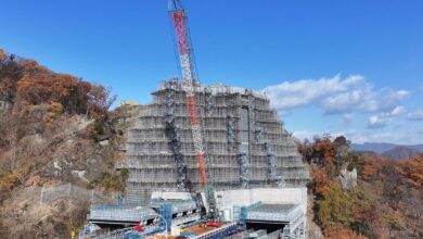 Na rodovia Joshinetsu, no Japão, engenheiros conduzem a remoção de rocha mais desafiadora do mundo sob um andaime de 70 metros, em um projeto da Obayashi Corporation que prioriza segurança total — sem fechar a via nem deixar cair uma única pedra.