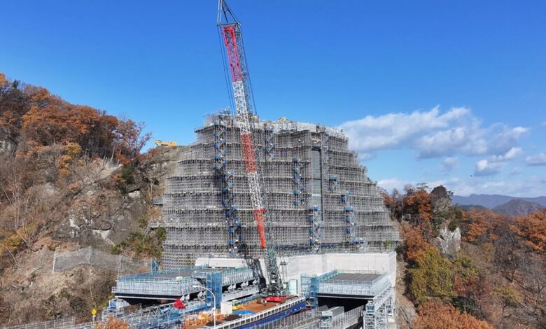 Na rodovia Joshinetsu, no Japão, engenheiros conduzem a remoção de rocha mais desafiadora do mundo sob um andaime de 70 metros, em um projeto da Obayashi Corporation que prioriza segurança total — sem fechar a via nem deixar cair uma única pedra.