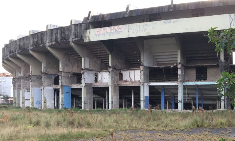 Estádio construído em 1954 com 45 mil lugares está fechado desde 2013 e hoje é cenário de abandono, entulho e degradação