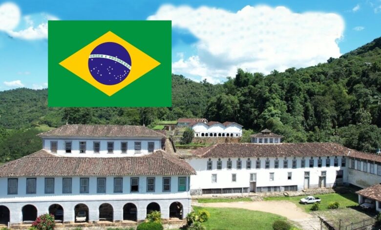 A maior fazenda: Com 6.000 m², 52 quartos, 12 salões e 365 janelas, a Fazenda Santa Clara em Minas Gerais guarda séculos de história