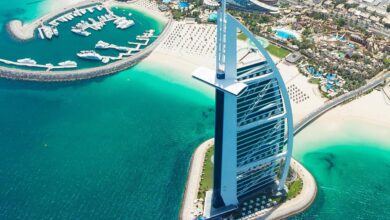 O hotel 7 estrelas Burj Al Arab, em Dubai, foi erguido sobre uma ilha artificial com fachada de fibra de vidro, símbolo máximo de luxo e engenharia visionária.