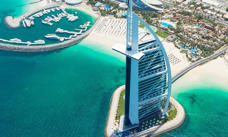 O hotel 7 estrelas Burj Al Arab, em Dubai, foi erguido sobre uma ilha artificial com fachada de fibra de vidro, símbolo máximo de luxo e engenharia visionária.