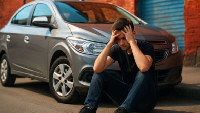 Aos 21 anos, jovem paga R$ 1.733 mensais por carro financiado e relata viver preso em dívida que já superou R$ 60 mil.