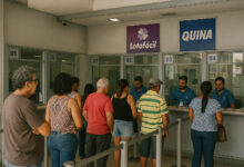 Casa lotérica brasileira com filas e atendentes atrás de vidro blindado.