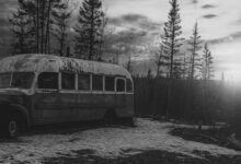Fotografia realista do Ônibus Mágico de A Natureza Selvagem no Alasca, local onde Christopher McCandless viveu seus últimos dias e que atrai viajantes em busca da mesma experiência.